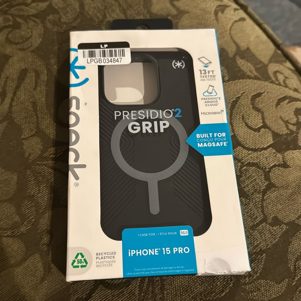 Speck presidio2 Grip iPhone 15 pro. Built for MagSafe